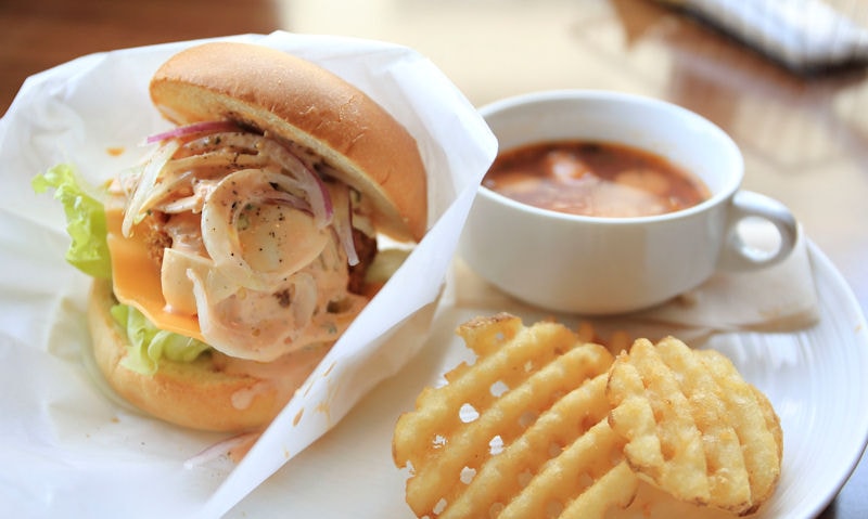 Sandwich served with chunky potato chips and a latte